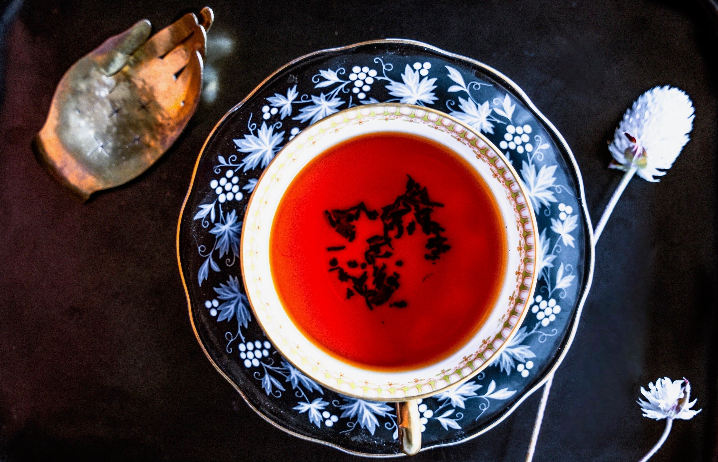 READING THE LEAVES : YOUR FUTURE IN A CUP