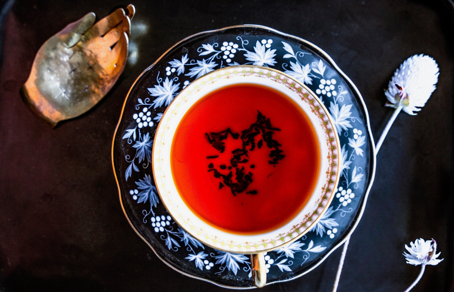 READING THE LEAVES : YOUR FUTURE IN A CUP